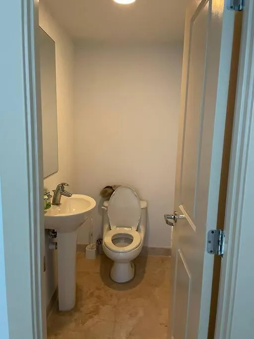 Apartment Beachfront Luxury 2Br Condo Lowlands