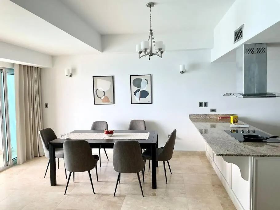 Beachfront Luxury 2Br Condo Lowlands Appartement